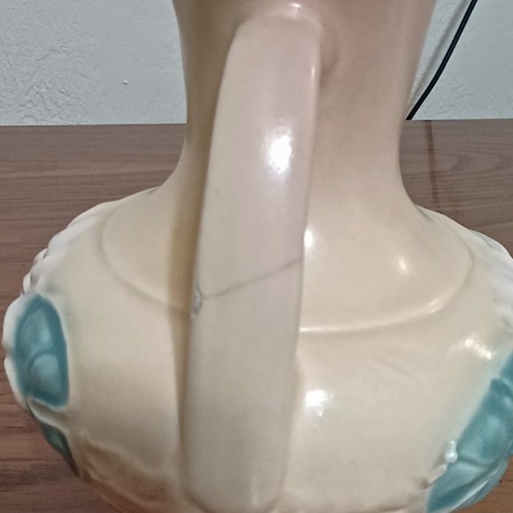 Vintage Hull Art Pottery Water Lilly Vase with Basket Weave Bottom - Picture 4 of 9